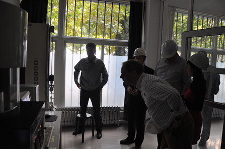 特瑞堡集团荷兰地区的技术总监在橡胶试验室认真查看鑫海耐磨橡胶的试验结果