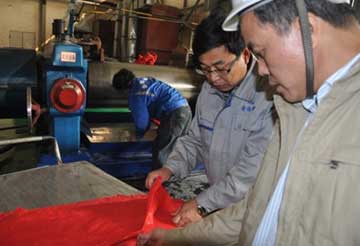 鑫海橡胶生产专家向考察人员介绍耐生胶的形成
